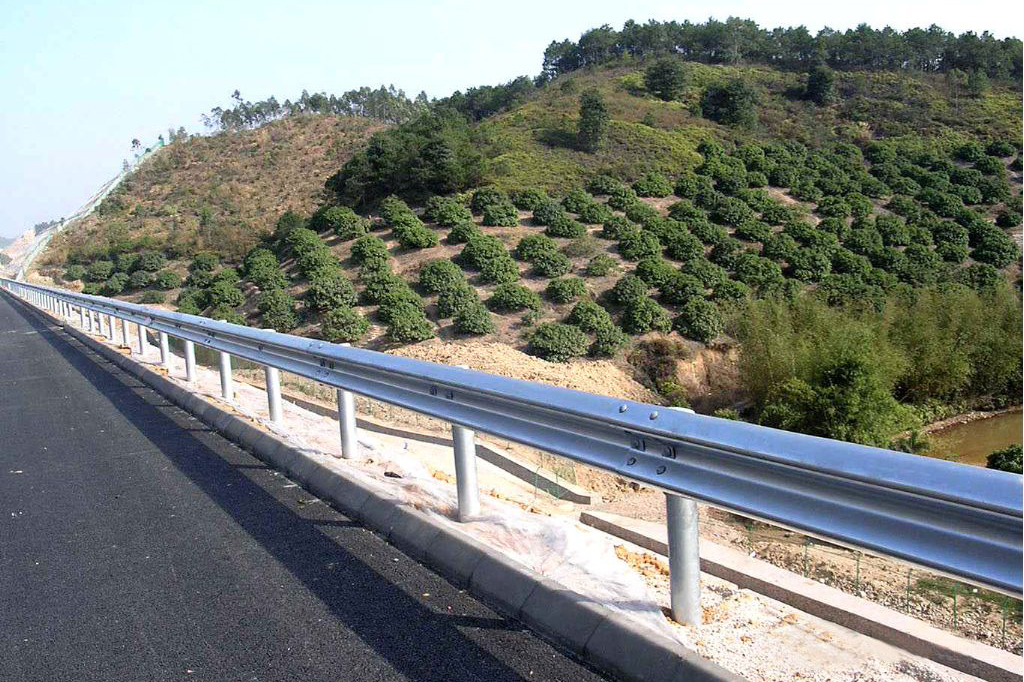 道路波形護欄