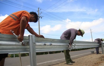 高速公路波形護(hù)欄