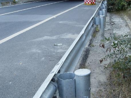 公路防撞護欄安裝